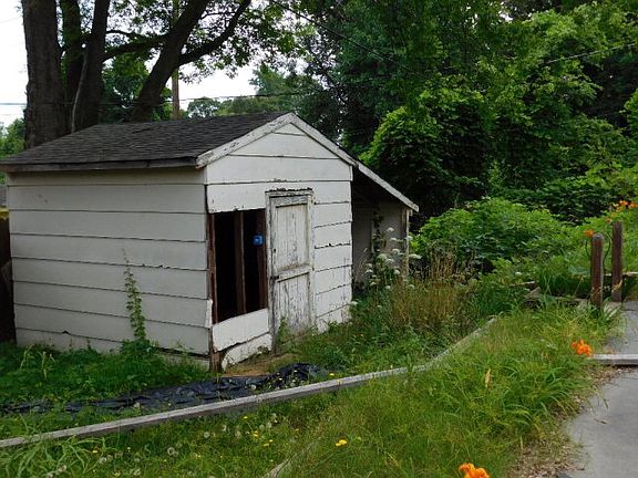 2nd image of 204 Jefferson St