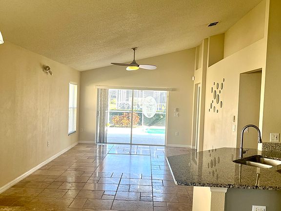 4th image of 1595 Forest Hills Ln