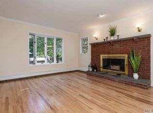 55 West Dr, Manhasset, NY 11030
