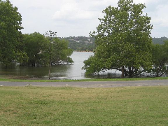 5th image of 250 Lakewood Dr #203