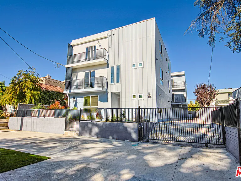 10801 Kling St — Photo 28