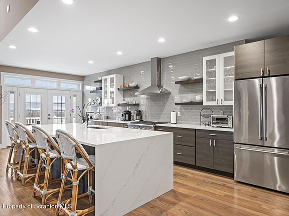 2nd image of 302 Thackeray Close