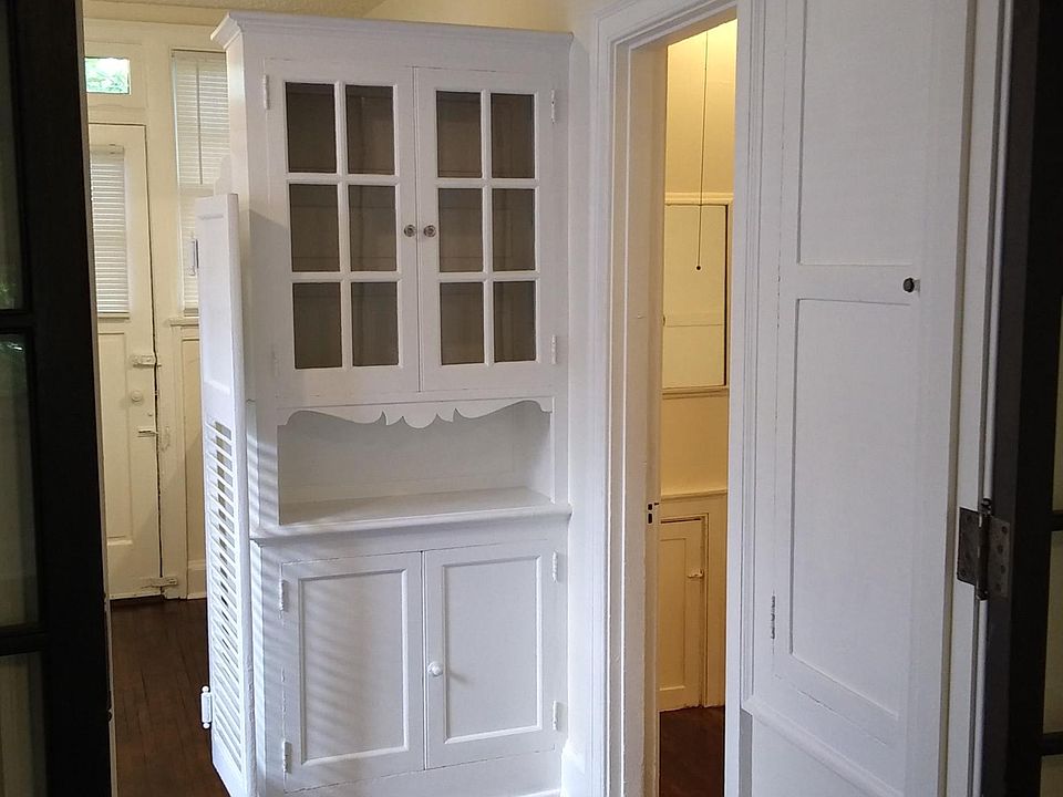 Kitchen entrance ahead, breakfast nook to left, door to changing room on right.