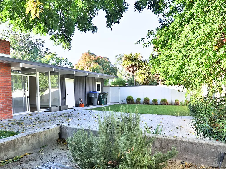 2467 Alvin St — Photo 33