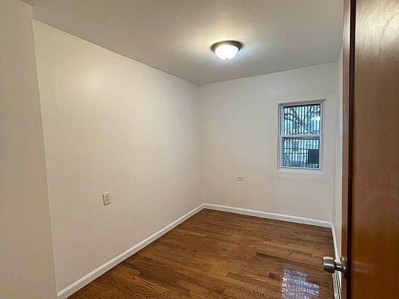 4th image of 2303A Pacific St #2