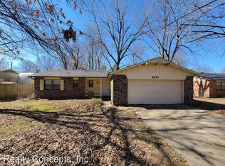 2881 N Peg Ln, Fayetteville, AR 72703