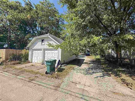 5th image of 707 W Main St