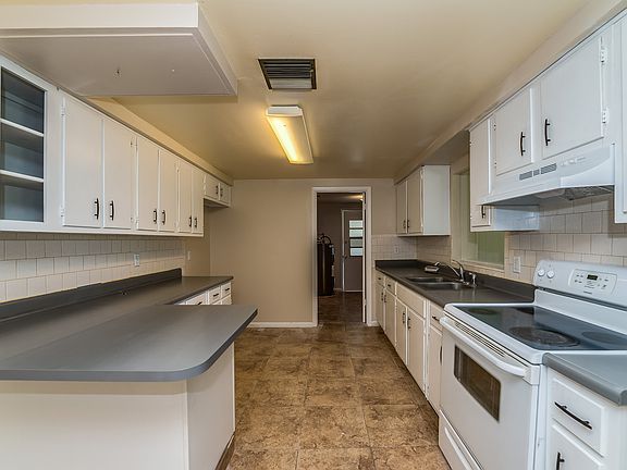 4th image of 211 E 7th St