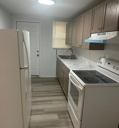 4th image of 2212 Murchison Rd #B