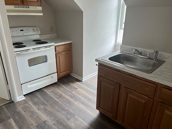 5th image of 136 Walnut St Room 8