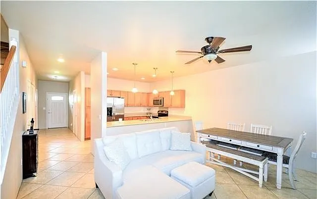 Building Photo - 422 Kunehi St #802