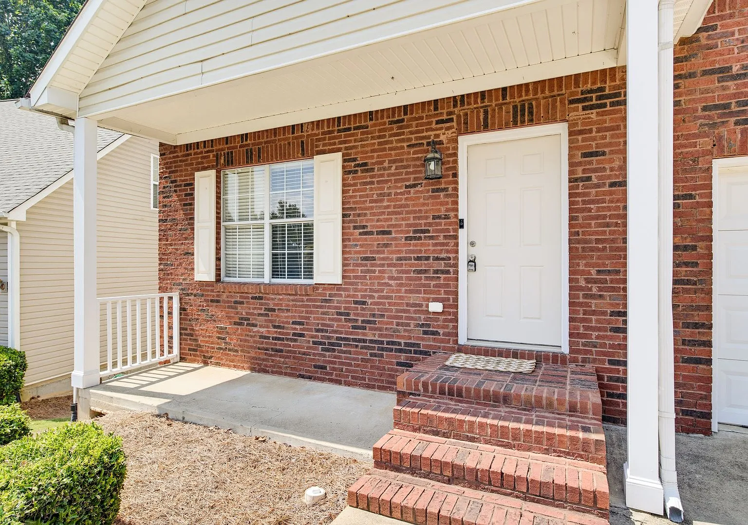 Fantastic 3 bed/2.5 bath single family home in excellent Woodstock location ! — Photo 3