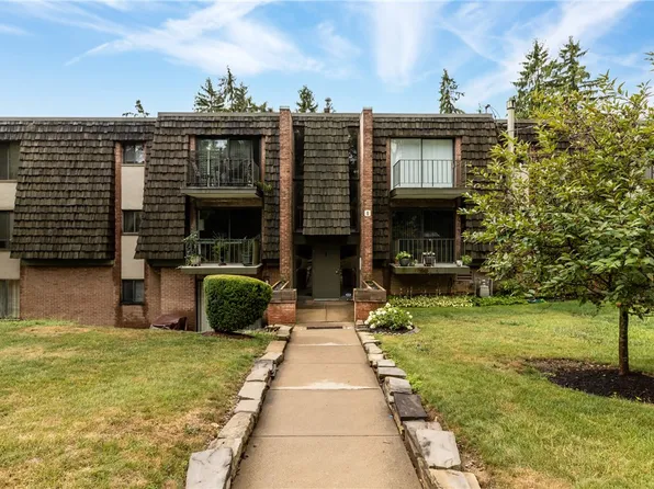 135 Forest Green Dr, Coraopolis, PA 15108