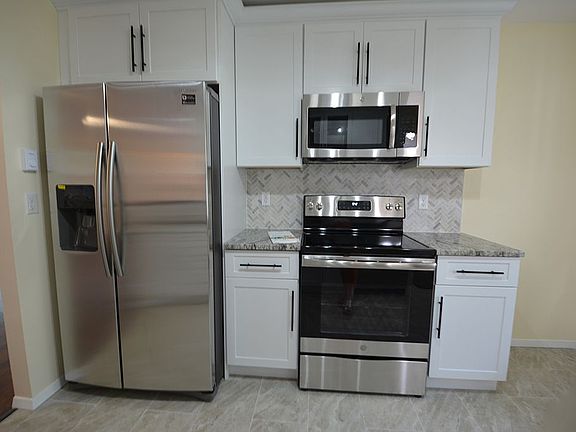 4th image of 18 Longwood Dr #72
