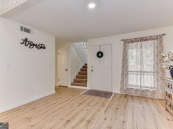 3rd image of 320 Joshua Tree Ln