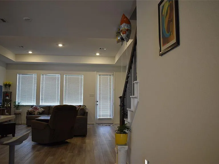 9742 Burlington Bristol Dr — Photo 16