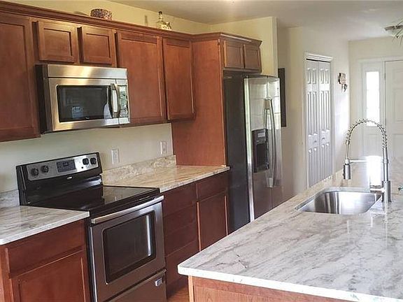 3rd image of 18 Vineyard Ln