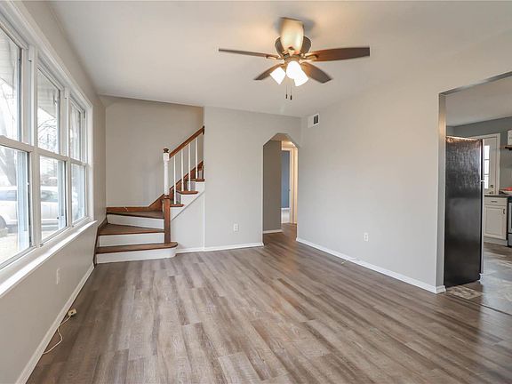 4th image of 416 Leonard Ave
