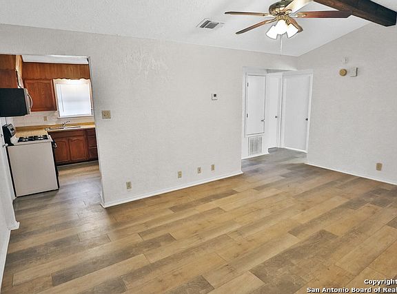 5th image of 215 Birchwood Dr