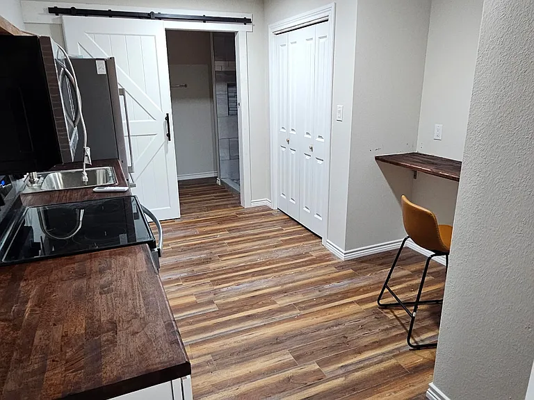 218 W 9th St #1A — Photo 2