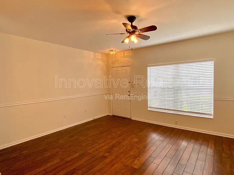 720 Shropshire Loop — Photo 4