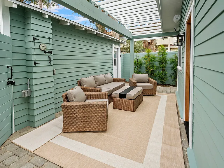 204 S Broadway — Photo 23