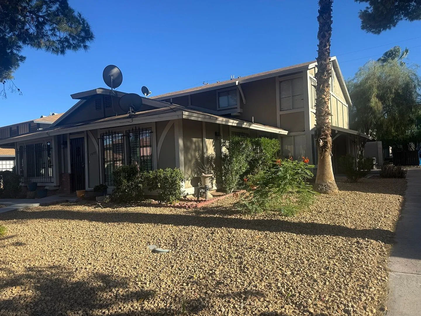 University Crest Two Bedroom Condo! Owner pays HOA dues. One Car Carport. Community Pool — Photo 1