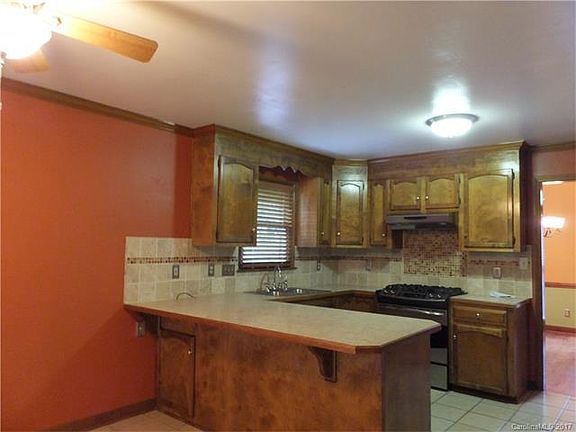 2nd image of 901 Manor Dr