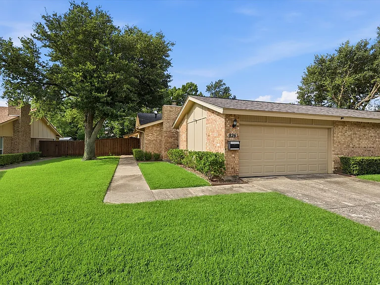 826 Shady Glen Ln — Photo 14