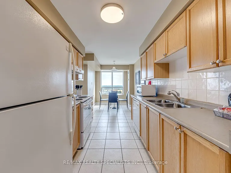 25 Kingsbridge Garden Cir W #924 — Photo 13