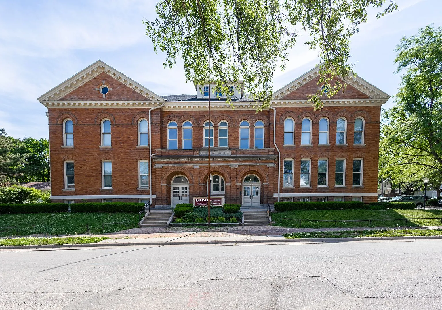 Saunders Apartments — Photo 1