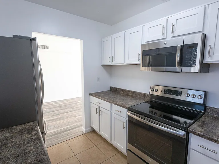 1043 E Maryland Ave #5 — Photo 6