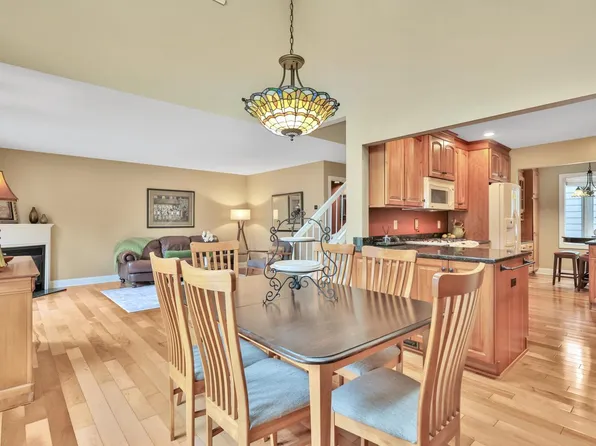 8264 Kingslee Rd, Bloomington, MN 55438