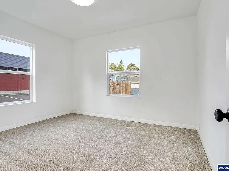 242 Jackson St E — Photo 27