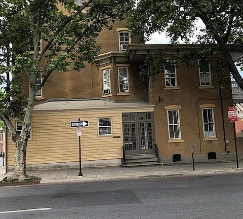 Side of building on 9th street. Entrance into waiting room.