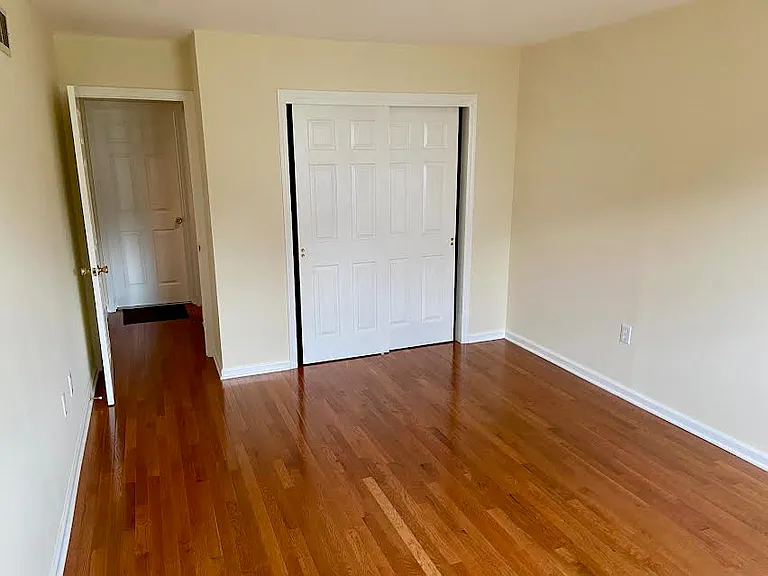 94 Jonathan Dr — Photo 8