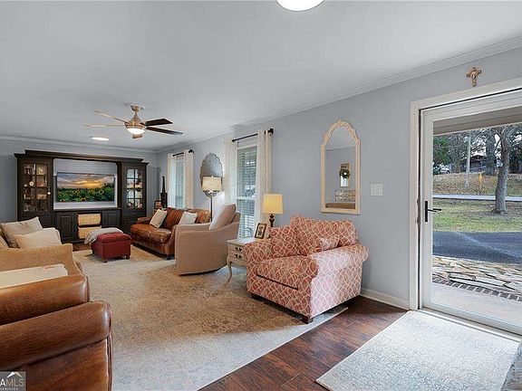 3rd image of 136 Meadow Ln