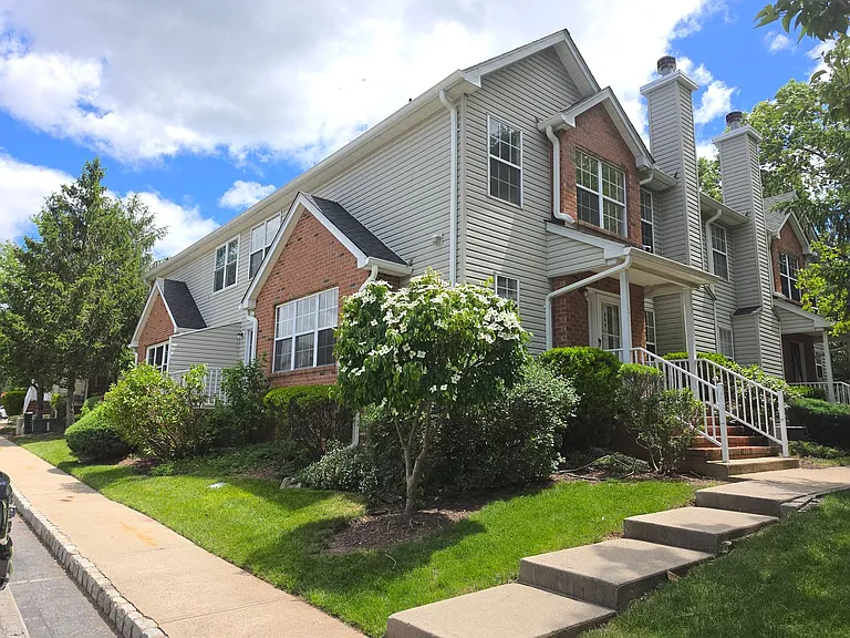 204 Barclay Ct — Photo 31