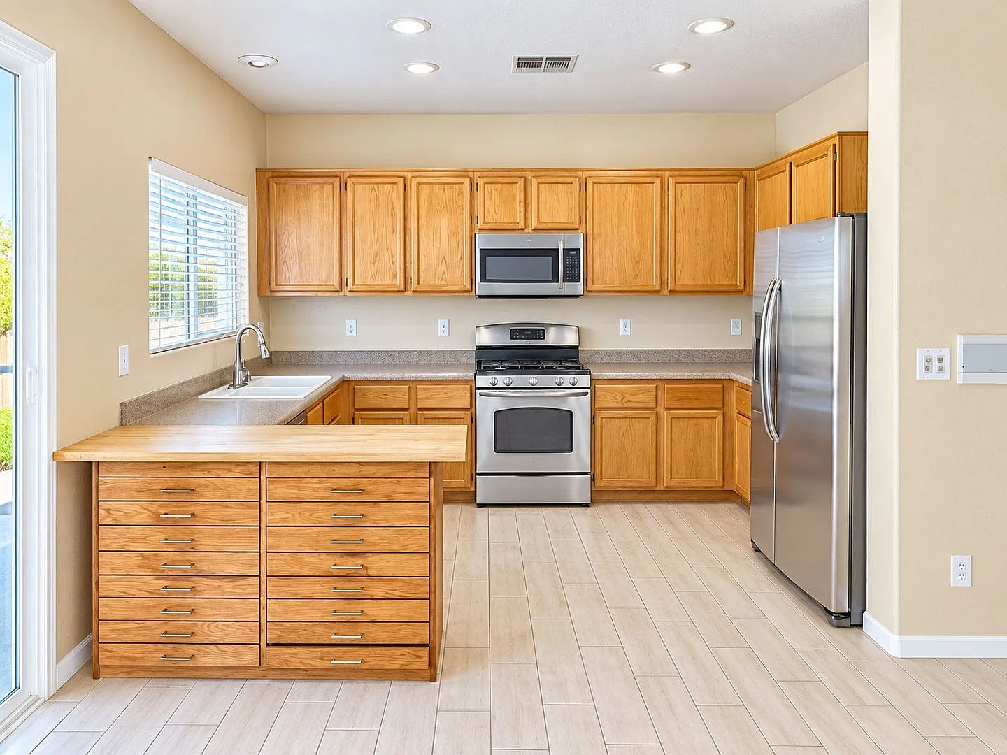 Newly Available in Desirable Community! 4bed 2.5bath — Photo 3