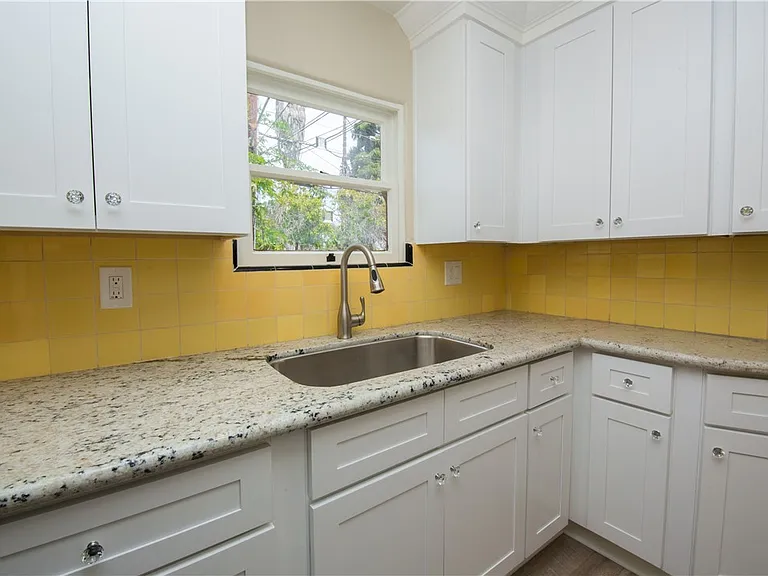 711 W 6th St #5 — Photo 9