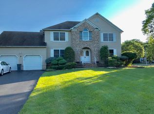 17 Locksley Ln, Manalapan, NJ 07726