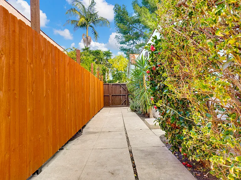 815 N Curson Ave — Photo 54
