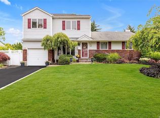 23 Bluegrass Ln, Commack, NY 11725