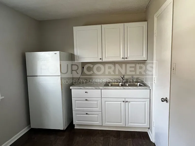 Maple Street Triplex Apartments — Photo 4