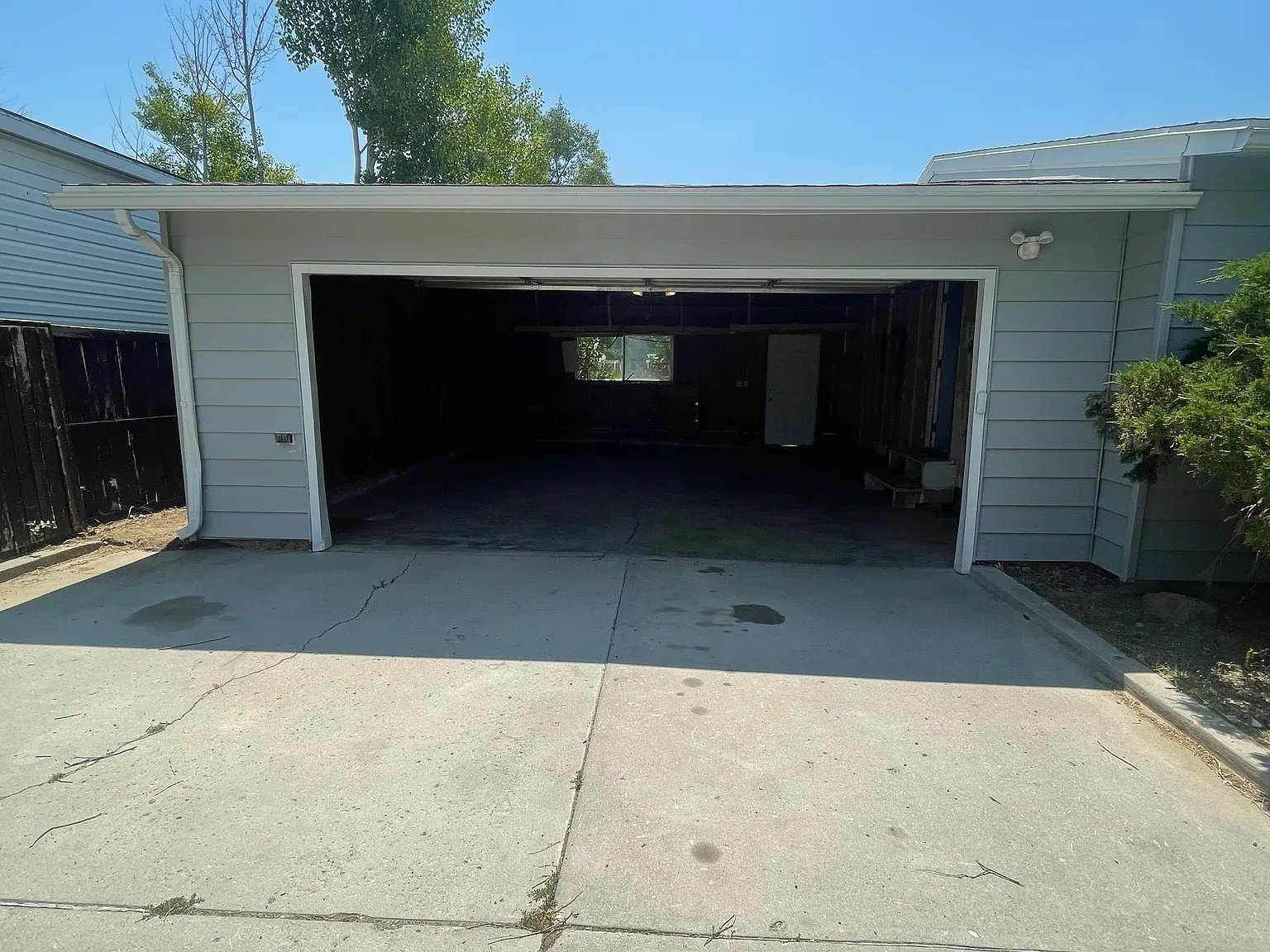 3 bed, 1.5 bath, 2464 sqft, $1,600 — Photo 2