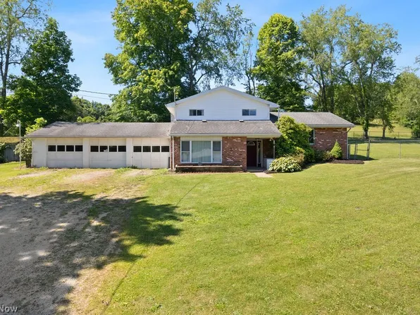 11 Roberts Dr, Belpre, OH 45714