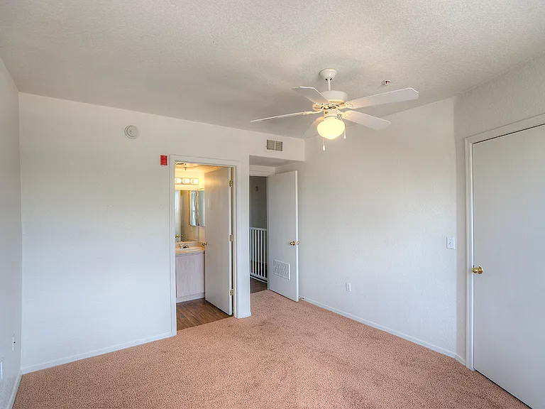 San Clemente Apartments — Photo 16