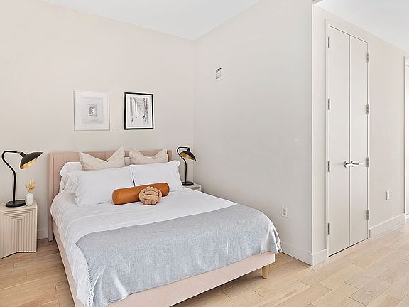 4th image of 75 Wall St APT 34D