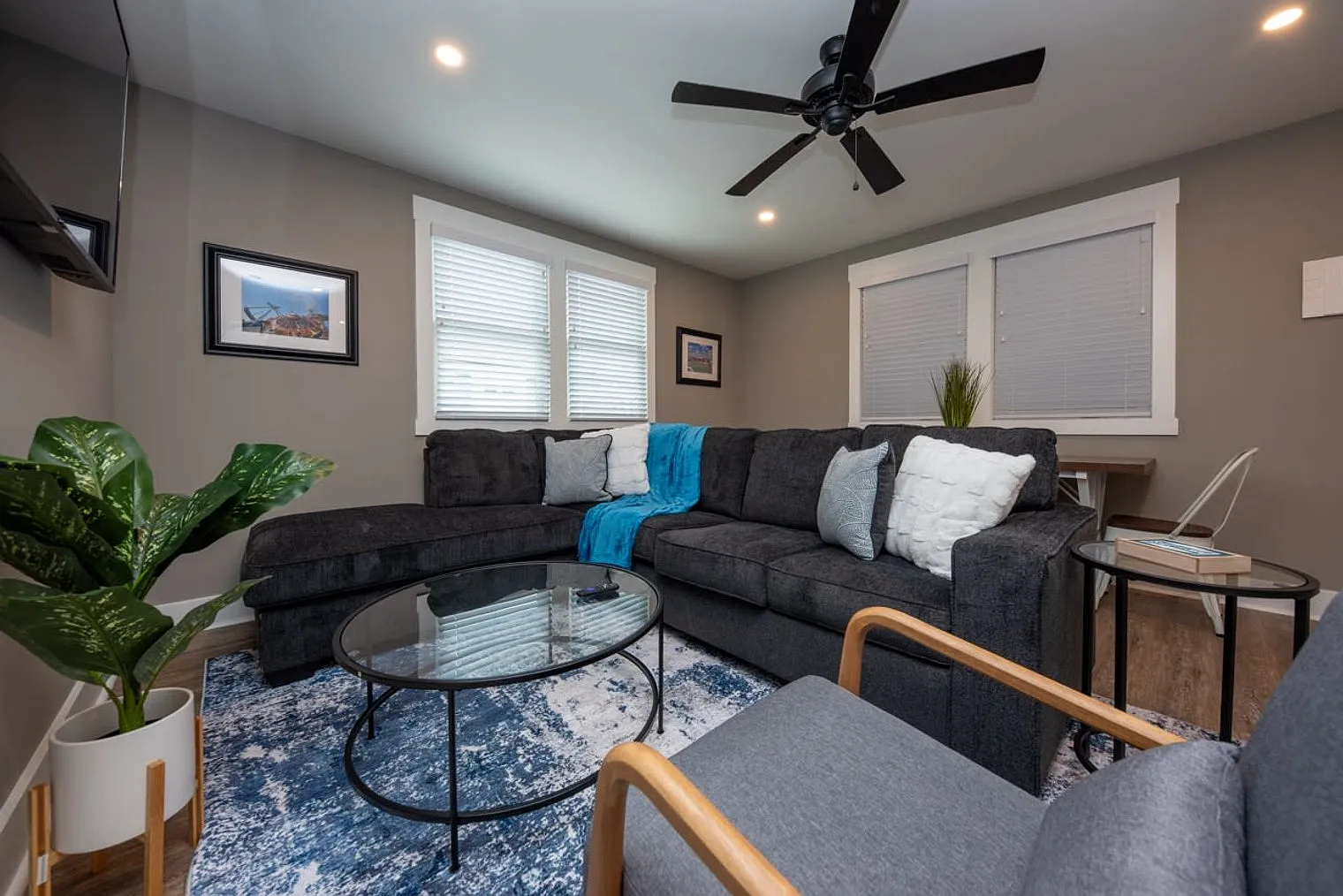 2 bed, 1.0 bath, 990 sqft, $5,606 — Photo 1