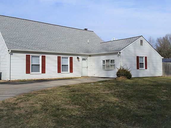 Well-kept house with a huge front and back yard